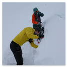 Skitourenkurse Schneeprofil graben