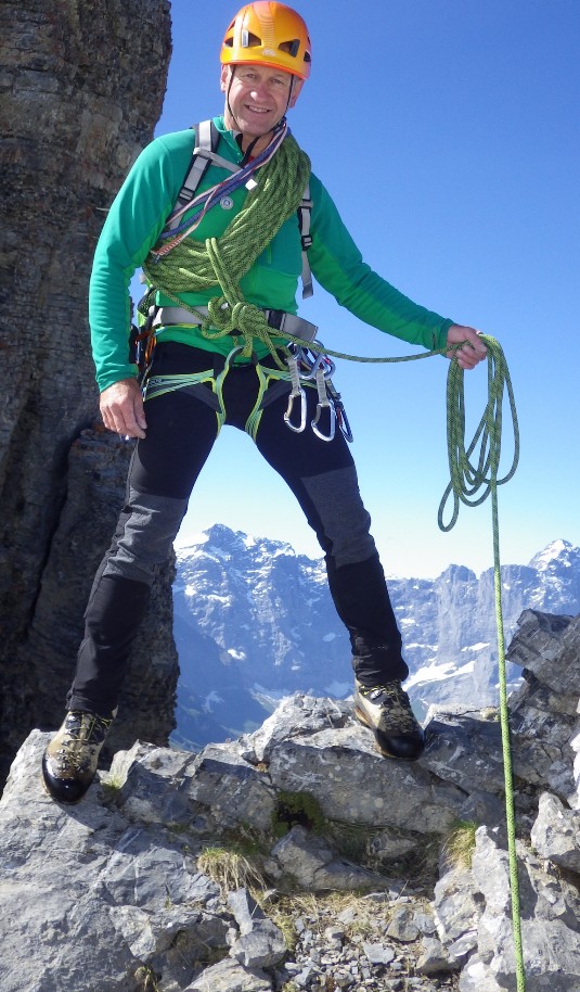 Thomas Pfenninger mit Seil und Helm auf einem Felsgrat.
