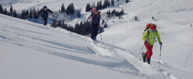 Drei Skitourengänger auf der Schnupperskitour im Glarnerland