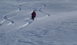 Eine Skitourenfahrerin bei der Abfahrt vom Gritlisbord