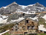 Fridolinshuette SAC Die sonnenbeschienene Fridolinshuette, dahinter der Toedi.