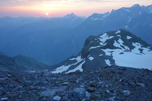 Gletschertrekking Clariden Morgensonne am Horizont über der Claridenhütte