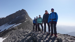 Fuenf Personen stehen zusammen auf dem Schwandergrat am Vrenelisgaertli