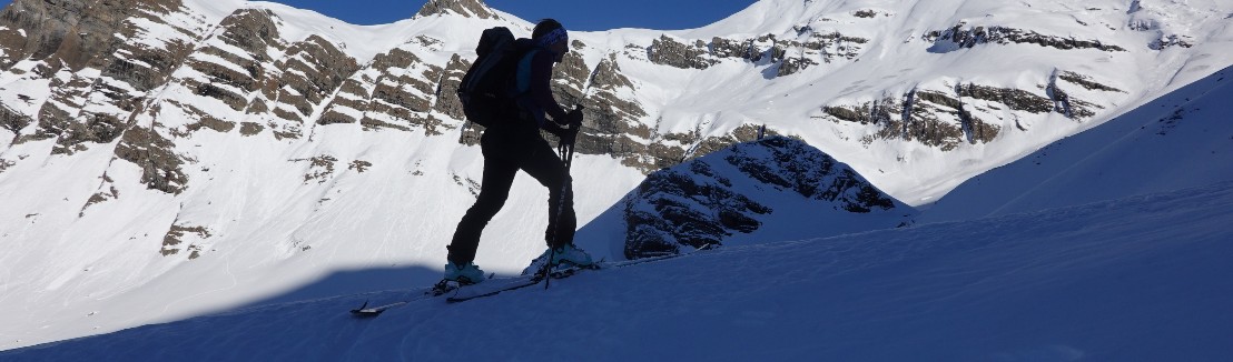 Eine Skitourengaengerin am Firentotz im Aufstieg.