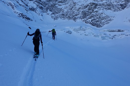 Zwei Skitourenfahrer ziehen ihre Spur hoch zum Firentotz.