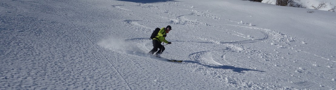 Ein Skitourenfahrer zieht seine Spur auf der Abfahrt vom Leiterberg.