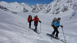 Drei Personen im Aufstieg mit Ski zur Lötschenlücke.