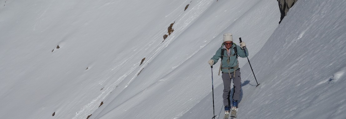 Eine Skitourengaengerin beim Aufstieg zum Glaernsich in einem steilen Schneefeld.