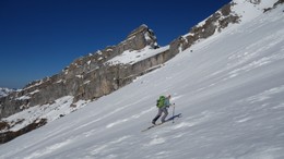 Eine Skitourengaengerin im steilen Gelaende am Glaernisch.