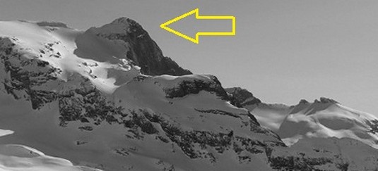 Berggipfel in der Schweiz mit Pfeil